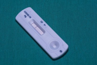 COVID-19 hızlı antijen test kasedi negatif sonuç için tek bir kontrol hattını gösteriyor..