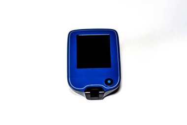 Beyaz bir yüzeyde uzanan boş ekranlı taşınabilir insülin pompası diyabet yönetimi ve sürekli glikoz izleme önemini vurgulamaktadır.