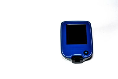 Beyaz bir ekranda dinlenen insülin pompası diyabet yönetiminin kritik rolünü ve kan şekerini sürekli izlemenin gerekliliğini göstermektedir.