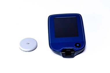 İnsülin pompası ve sürekli glikoz izleme - cgm - sensörü gösterilir, şeker hastalığı olan bireylerin yaşamlarını iyileştiren diyabet yönetimi teknolojisindeki gelişmeleri gösterir.