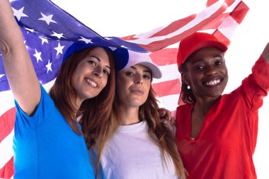 Üç farklı destekçi ellerinde bir Amerikan bayrağı tutarak 4 Temmuz 'u kutluyor ve ulusal gurur gösteriyorlar. Vatanseverlik kavramı, bağımsızlık günü
