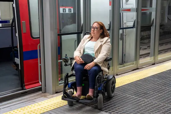 Modern bir trenden rampa ile inen kendine güvenen iş kadını engelli bireylerin katılımını ve yetkilendirilmesini vurguluyor. Katılım kavramı, uyarlanmış toplu taşıma