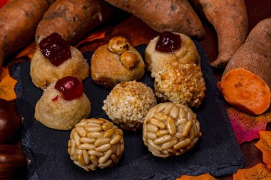 Geleneksel paneller, tatlı patatesler, kestaneler ve canlı sonbahar yaprakları Castanyada için bir şenlik düzenler, ruhlar günü için bir katalan kutlaması.