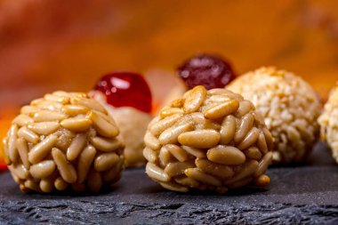 Panelletler badem ezmesiyle yapılan geleneksel katalan tatlılarıdır ve genellikle castanyada sırasında yenir. Katalonya, İspanya 'daki cadılar bayramına benzer bir kutlamadır.