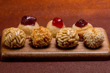 Geleneksel paneller ve çam fıstığı şekerlemeleri, Katalonya 'daki Castanyada kutlamasının simgesi, İspanya, ahşap bir tahtada dinlenme, şenlikli mutfak geleneklerini ön plana çıkarma