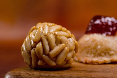 Çam fıstığı, badem ezmesi ve şekerden yapılmış geleneksel bir katalan olan Castanyada 'yı kutlamak için ahşap bir yüzeyde oturuyor.