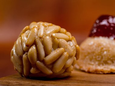 Çam fıstığıyla kaplı bazı panelleri kapatın. Katalonya, İspanya 'daki Castanyada kutlamaları sırasında geleneksel bir tatlı. Ahşap bir yüzey üzerinde dinleniyor.