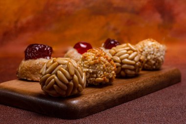 Çam fıstığı ve badem ezmesi panelleri, geleneksel katalan tatlılar, ahşap bir tahtanın üzerinde dinleniyorlar, Katalonya, İspanya 'daki Castanyada kutlamaları sırasında eğlenmeye hazırlar.