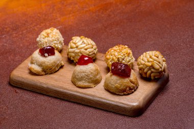 Badem ezmesi, çam fıstığı ve şekerli meyvelerden yapılmış, İspanya 'daki Castanyada kutlamasına hazır küçük, yuvarlak geleneksel katalan panelleri.