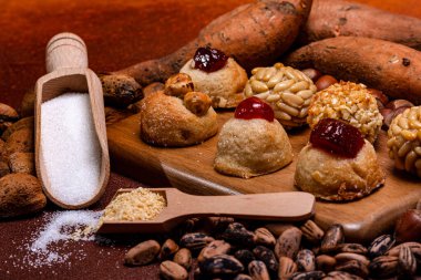 Geleneksel paneller. Çam fıstığıyla süslenmiş küçük badem bazlı tatlılar. Kiraz şekeri. Ve fındık. İspanya