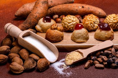 Castanyada için geleneksel malzemeler, paneller, tatlı patatesler ve çeşitli fındıklar katalan geleneklerini kutlamak için kırsal bir yüzeye yerleştirilmiş.