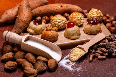 Panellet adı verilen küçük badem ezmeli keklerin yanında tatlı patatesler, şeker ve fındık çeşitleri, Castanyada için geleneksel katalan ikramlarının rengarenk bir yayılmasını sağlıyor.