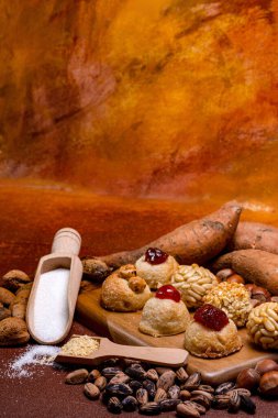 Castanyada 'nın katalan geleneğini kutlamak, geleneksel paneller, kızarmış tatlı patatesler, ve çeşitli fındıklar...