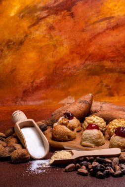 Castanyada için geleneksel malzemeler, panelletler, kavrulmuş tatlı patates, şeker ve fındık da dahil olmak üzere, şenlikli bir sonbahar yaşamı yaratıyor.