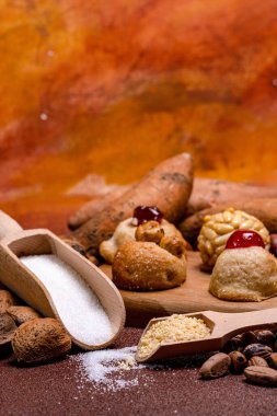 Geleneksel Castanyada kutlama panelleri, kavrulmuş tatlı patatesler, şeker ve yer bademleri, bu katalan şenliğinin özünü yakalıyor.