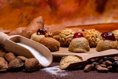 Geleneksel paneller, kavrulmuş tatlı patatesler, şeker, badem ve çam fıstıkları bir masaya dizilerek katalonya, İspanya 'da Castanyada için şenlikli bir atmosfer yaratır.