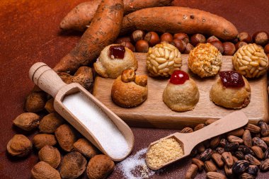 Geleneksel paneller, kavrulmuş tatlı patatesler, badem, fındık, çam fıstığı ve şeker ahşap bir tahtada ve kepçelerde sergilenerek, Castanyada 'nın katalan geleneğini kutlanır.