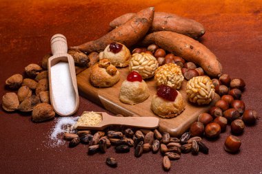 Geleneksel paneller, kavrulmuş tatlı patatesler ve ahşap bir tahtaya yerleştirilmiş fındıklar katalonya 'nın Castanyada kutlamaları için şenlikli bir ortam yaratıyor.