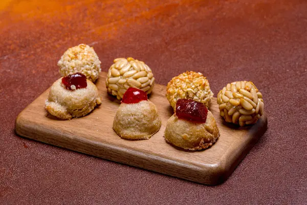 Badem ezmesi, çam fıstığı ve şekerli meyvelerden yapılmış, İspanya 'daki Castanyada kutlamasına hazır küçük, yuvarlak geleneksel katalan panelleri.