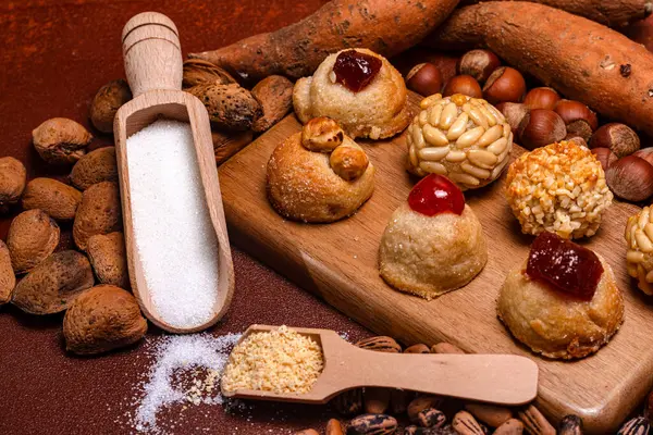 Geleneksel kastanyada malzemesi panelletler, kızarmış tatlı patatesler, badem, şeker ve çam fıstığı ölülerin katalan gecesini kutlayan şenlikli bir sonbahar yaşamı yaratır.