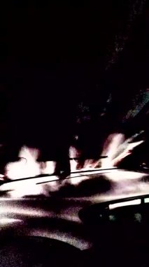 Otomatik araba yıkama fırçaları ve su jetleri gece servisi sırasında ön camdan dışarı temizleme aracı, sürücünün perspektifinden araba bakım sürecini ortaya çıkarıyor