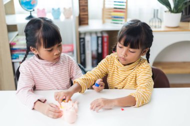 İki kardeş çocuklar için anatomi çalışıyor. İnsan organları ve iskelet parçaları oyuncakları. Her bölümün tıbbi terimleri, düzeni ve konumu öğreniliyor. evde..