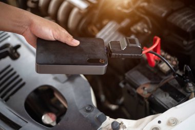 Kabloları kullanarak aracın motorunu çalıştırmak için yeni akü kullan, bir arabanın motorunu çalıştırmaya çalış..