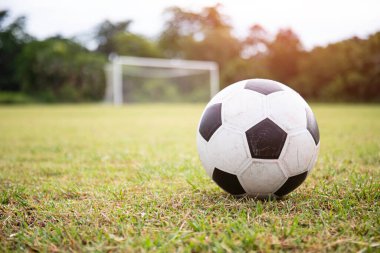 Maç için hazır olan futbol topu, sahanın uzak köşesinde belirdi. Zafer ve kutlama sahnesi olmak için sabırsızlanıyordu.