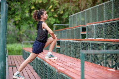 Genç bir kadın sabah antrenmanı sırasında koşu bandında ısınır. Adımları ritmik ve sabittir. Gün ağarırken spor salonunun pencerelerinden ışık akar..