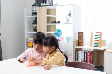 İki kardeş çocuklar için anatomi çalışıyor. İnsan organları ve iskelet parçaları oyuncakları. Her bölümün tıbbi terimleri, düzeni ve konumu öğreniliyor. evde..