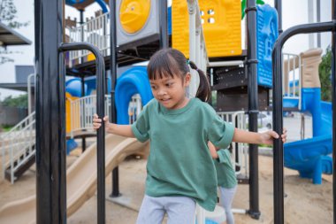 Genç kız oyun alanında eğleniyor..