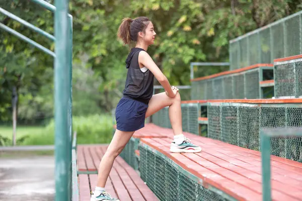 Genç bir kadın sabah antrenmanı sırasında koşu bandında ısınır. Adımları ritmik ve sabittir. Gün ağarırken spor salonunun pencerelerinden ışık akar..