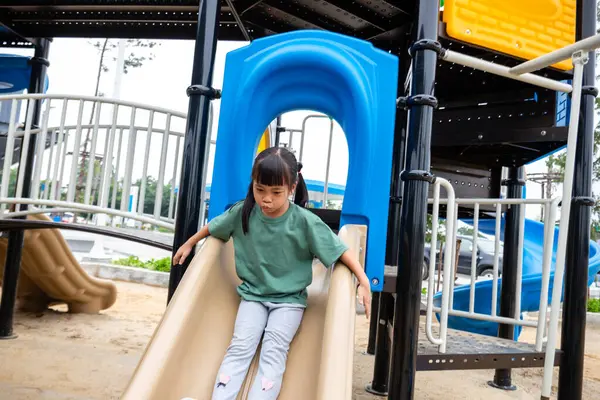 Genç kız oyun alanında eğleniyor..