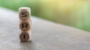Üzerinde S, R ve ben harfleri olan tahta bloklar. Sosyal Sorumluluk Yatırımı kavramı.