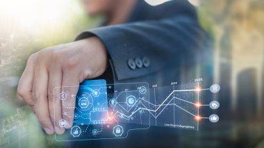 Bir kişi elinde bir Visa kartı tutuyor, ve bu resim kartın dijital bir temsili.