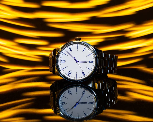 Selectief Focusbeeld Van Analoog Horloge Met Reflectie Glas Creatieve Verlichting — Stockfoto