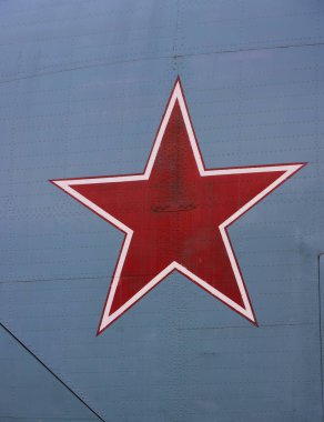 Yakın plan Sovyetler Birliği veya Rus kırmızı yıldız sembolü klasik askeri savaş uçaklarının metal yüzeyine çizilmiş.