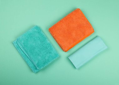 Birkaç yeni renkli mikrofiber elbise ve temizlik için paspas, yüksek açılı, düz, masa üstü manzaralı, tam üstte.