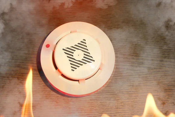 Detector Fumo Com Indicador Alarme Vermelho Durante Incêndio Edifício Montado — Fotografia de Stock