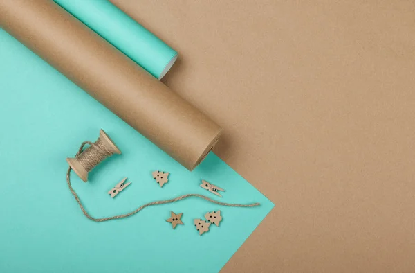 Cerrar Embalaje Envolver Regalos Navidad Con Papel Azul Marrón Vista — Foto de Stock