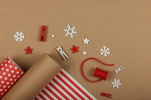 Blisko Pakowania Pakowania Prezentów Świątecznych Czerwonym Brązowym Papierem Widok Blat — Zdjęcie stockowe