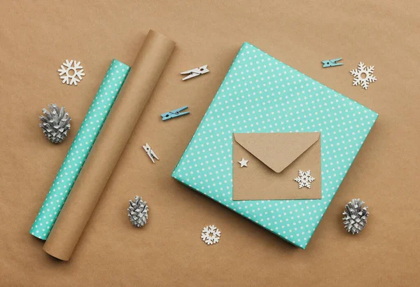 Cerrar Embalaje Envolver Cajas Regalo Navidad Con Papel Azul Vista — Foto de Stock
