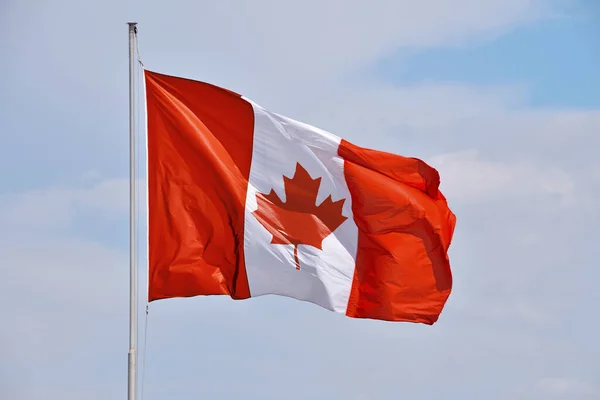 Bandeira Nacional Canadá Voando Acenando Vento Bandeira Sobre Céu Azul — Fotografia de Stock