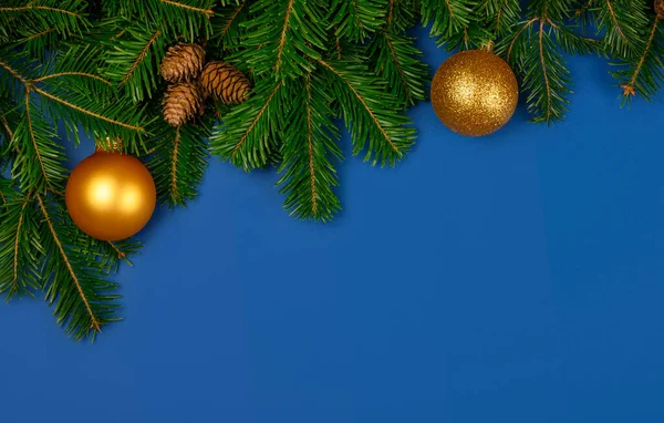 Feche Abeto Verde Fresco Ramos Árvore Natal Pinho Decorados Com — Fotografia de Stock
