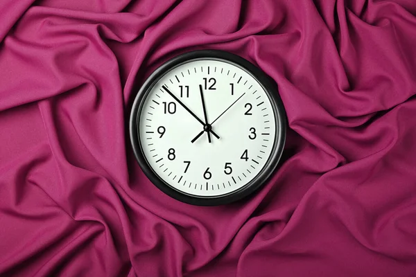 Fermer Horloge Classique Murale Blanche Sur Fond Textile Rose Pourpre — Photo