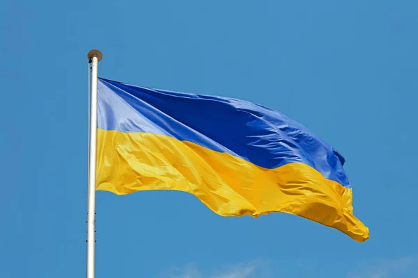 Національний Прапор України Літає Розмахує Вітром Над Ясним Блакитним Небом — стокове фото