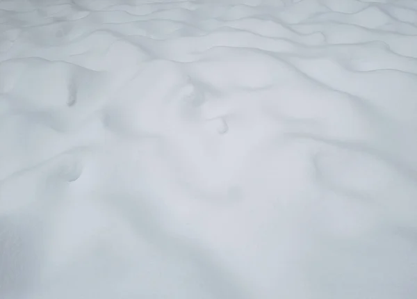 雪の降り場 寒い冬の日 角度の高い地面に凹凸のある白い雪の表面パターンの背景の質感 — ストック写真