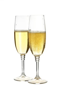 Yarı dolu iki kadeh şampanya ya da beyaz şarap kapat, izole edilmiş, şeffaf arkaplanda PNG 'yi kes.