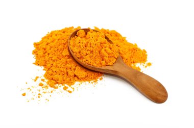 Sarı zerdeçal tozuyla dolu ahşap kepçe kaşığı kapat beyaz arka planda izole edilmiş ve yayılmış, yüksek açı manzaralı.