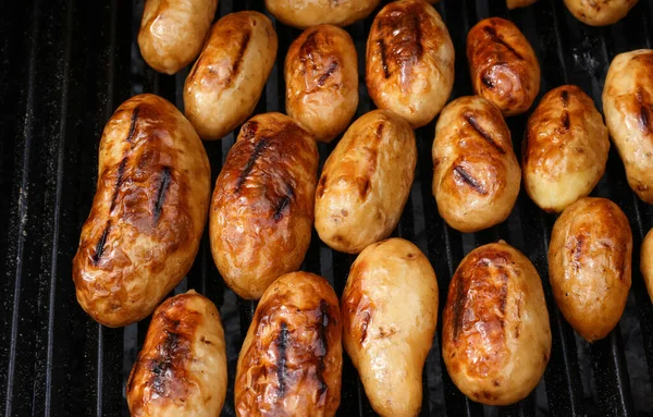 Nahaufnahme Kochen Neuer Kartoffeln Outdoor Holzkohlegrill Mit Gusseisernem Metallrost Blick — Stockfoto